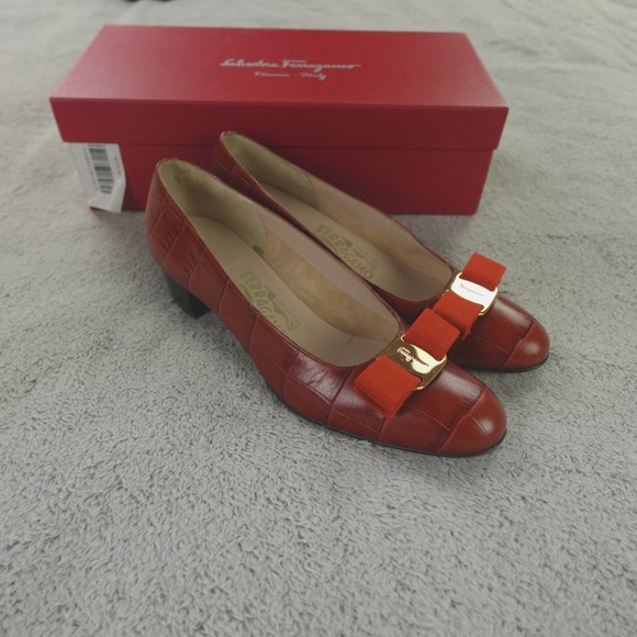 Salvatore Ferragamo Shoes - Salvatore Ferragamo Vara Bow Heels Womens 7 AA Brown Terracotta Croc Leather